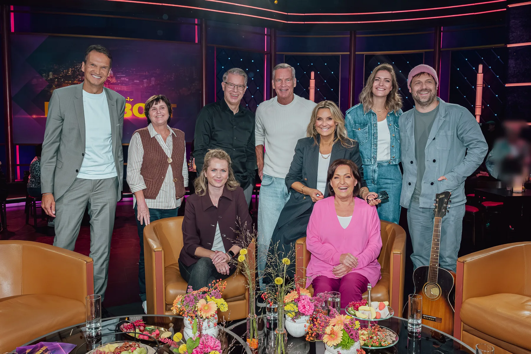 Frank Thelen mit der Gästerunde der MDR-Talkshow „Riverboat“ 2025