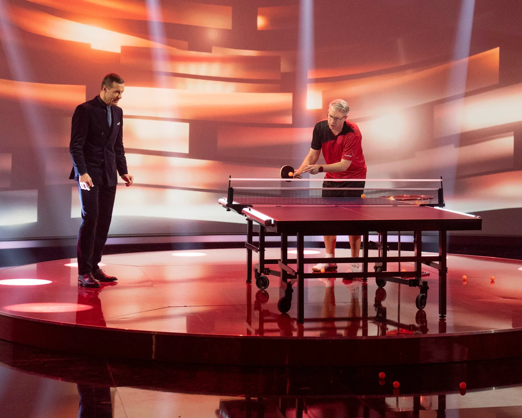 Frank Thelen beim Tischtennis-Duell in „Klein gegen Groß“